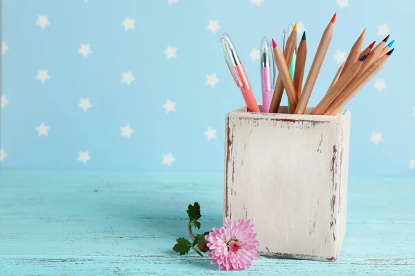 Verschiedene Stifte und Bleistifte in der Nähe von Blumen — Stockfoto