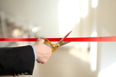 Büyük açılış, kırmızı kurdele.