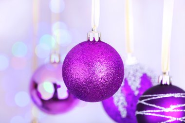 Festival arka plan üzerinde asılı Noel süsleri