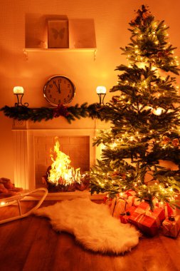 Odanın yanındaki Noel ağacı.