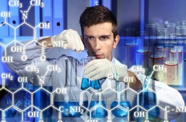 Laboratuarda çalışan genç bilim adamı