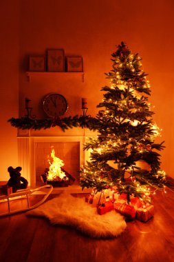 Odanın yanındaki Noel ağacı.