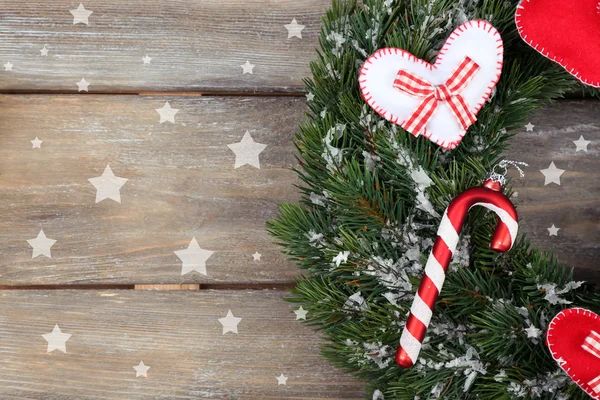 Groene Kerst krans met versieringen op houten achtergrond — Stockfoto