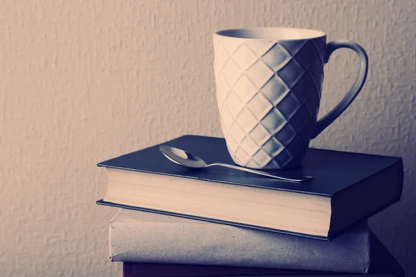 Libros antiguos y taza de café en la mesa —  Fotos de Stock