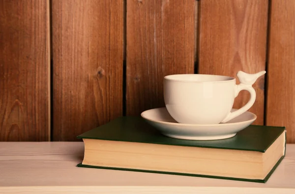 Gamla böcker och kopp kaffe på bordet — Stockfoto