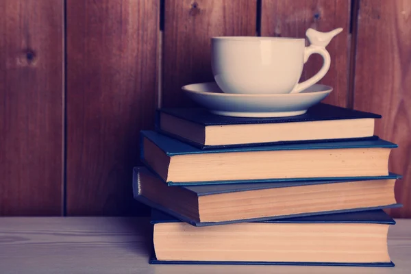 Книги і чашка кави — стокове фото