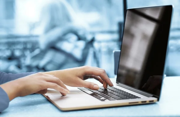 Mulher com laptop na loja de café — Fotografia de Stock