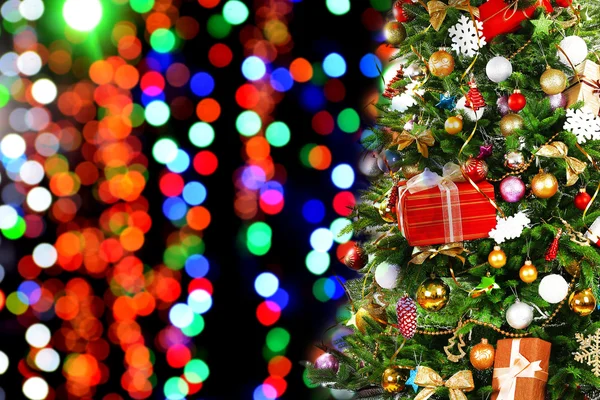 Geschmückter Weihnachtsbaum auf festlich glänzendem Hintergrund — Stockfoto
