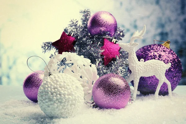 Açık renkli üzerinde Noel süsleri — Stok fotoğraf