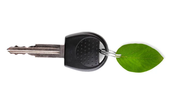 Clé de voiture avec bibelot à feuilles vertes isolé sur blanc — Photo