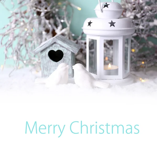 Gyönyörű karácsonyi kompozíció világos háttér kis madár ház — Stock Fotó