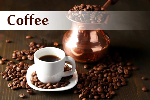 Чашка кофе и горшок на деревянном фоне — стоковое фото
