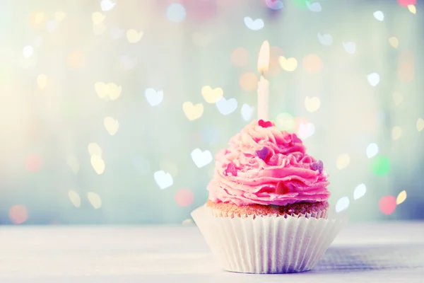 Delizioso cupcake di compleanno sul tavolo di legno — Foto Stock