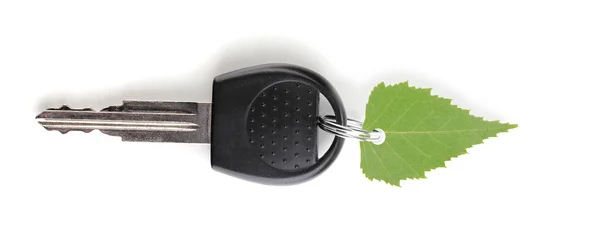 Clé de voiture avec bibelot à feuilles vertes isolé sur blanc — Photo