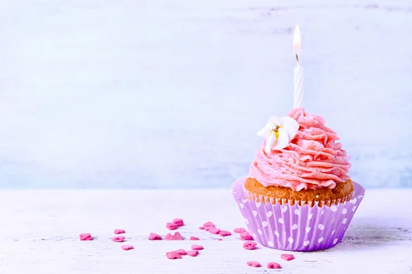 Délicieux cupcake d'anniversaire sur table en bois — Photo