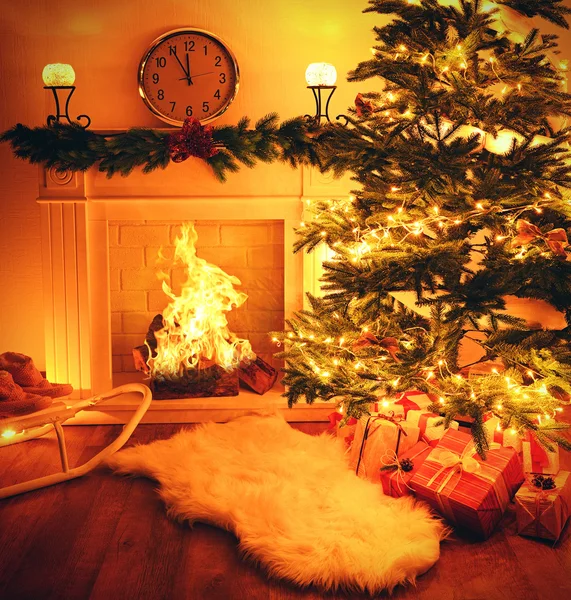 Árbol de Navidad cerca de chimenea en la habitación — Foto de Stock