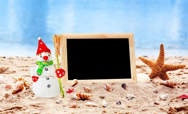 圣诞雪人站在海滩上 — 图库照片