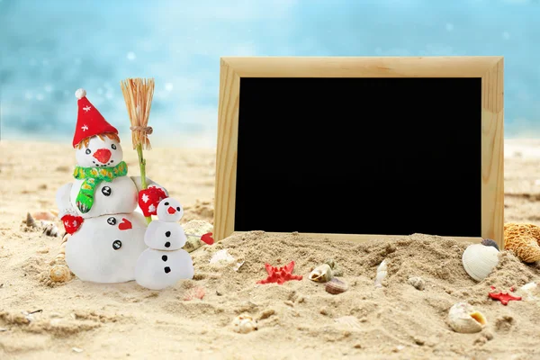 Christmas snowman on beach — Stock Photo, Image