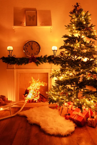 Árbol de Navidad cerca de chimenea en la habitación —  Fotos de Stock