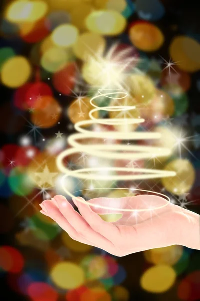 Kerstmis begrip. Vrouwelijke hand met lichten in vorm van fir tree op feestelijke glanzende achtergrond — Stockfoto