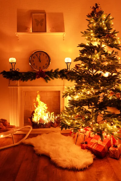 Árvore de Natal perto da lareira no quarto — Fotografia de Stock