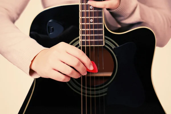 Chitarra acustica in mani femminili — Foto Stock