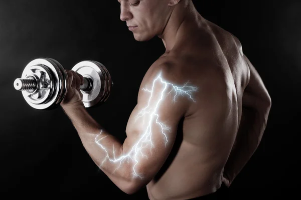 Muskulöser junger Mann auf schwarzem Hintergrund — Stockfoto