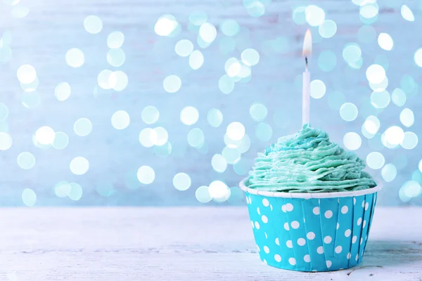 Heerlijke verjaardag cupcake op houten tafel — Stockfoto