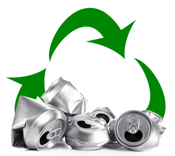 Concepto de reciclaje, latas de metal para reciclar aisladas en blanco —  Fotos de Stock