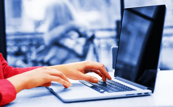 Mulher com laptop na loja de café — Fotografia de Stock