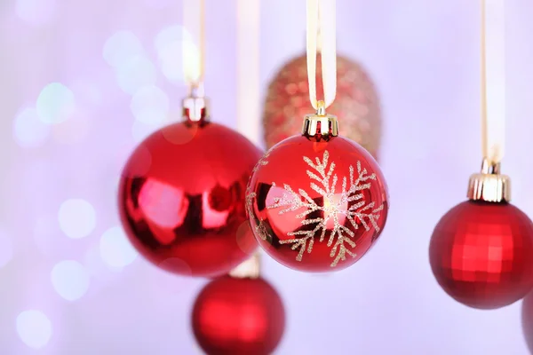 Décorations de Noël suspendues sur fond de fête — Photo