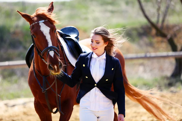 Hermosa chica con caballo al aire libre — Foto de Stock