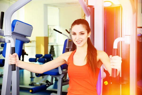 Mooie vrouw training met gewichten in gym — Stockfoto