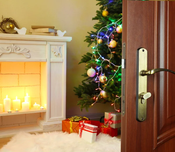 Porte ouverte avec arbre de Noël décoré dans la chambre Images De Stock Libres De Droits