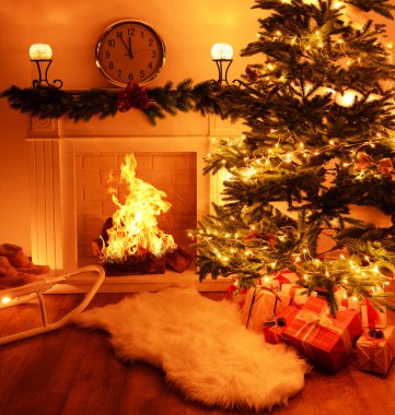 Noel ağacının yanında şömine