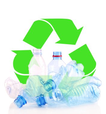 Kavramı, üzerinde beyaz izole geri dönüşüm için plastik şişe geri dönüşüm