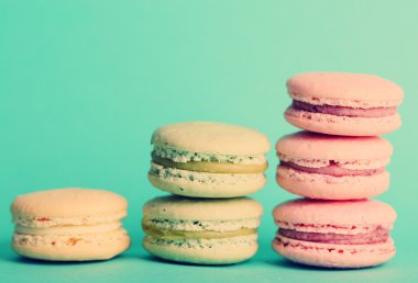 Renk arka plan üzerinde yumuşak renkli macaroons