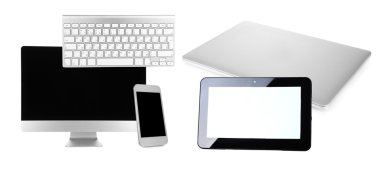 Bilgisayar, dizüstü bilgisayar, tablet ve telefon üzerinde beyaz izole kolaj