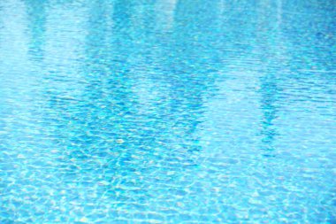 Yüzme havuzunda mavi su