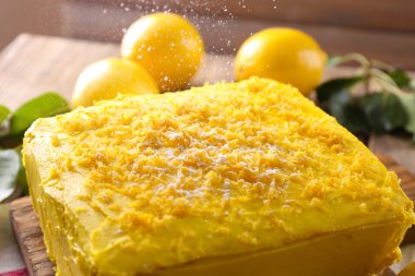 Lezzetli limon kek üzerine ahşap masa