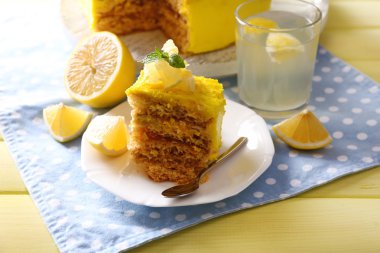 ahşap masa üstünde lezzetli limon tatlısı