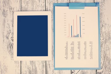 Tablet ve ahşap zemin üzerinde klasör