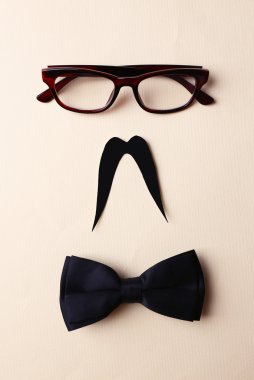 gözlük, bıyıklı ve papyon bej renkli arka plan üzerinde adam yüz şekillendirme