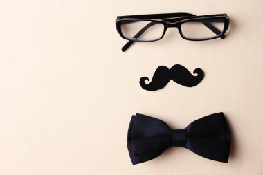 gözlük, bıyıklı ve papyon bej renkli arka plan üzerinde adam yüz şekillendirme