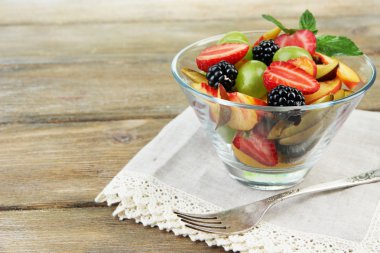 ahşap masa üstünde lezzetli taze meyve salatası