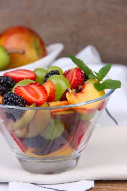 ahşap masa üstünde lezzetli taze meyve salatası