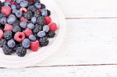 buzlu meyve renk ahşap zemin üzerinde plaka üzerinde