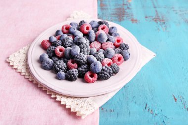 buzlu meyve renk ahşap zemin üzerinde plaka üzerinde