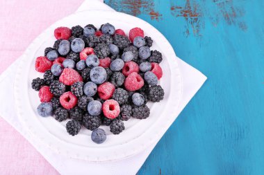 buzlu meyve renk ahşap zemin üzerinde plaka üzerinde