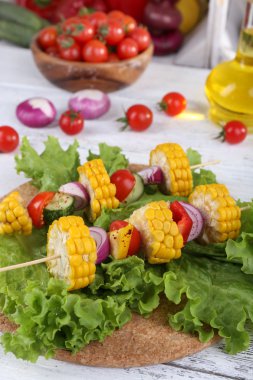 dilimlenmiş sebze alır